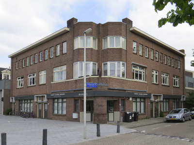 908641 Gezicht op het winkelhoekpand Muntkade 1 - Steijnstraat 29 te Utrecht, vanaf de Muntkade.N.B. ...